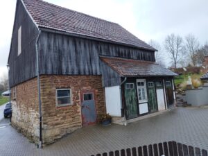 Mehr über den Artikel erfahren Umbau der alten Schulscheune in Schreufa zu einem Schulungs- und Ausstellungsgebäude